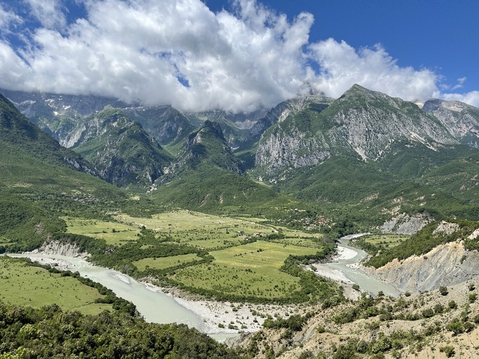 L’autre intérêt majeur d’un séjour ou d’un circuit en Albanie, peut-être plus grand encore que les côtes, sont les montagnes. - Photo JFR L’autre intérêt majeur d’un séjour ou d’un circuit en Albanie, peut-être plus grand encore que les côtes, sont les montagnes. - Photo JFR