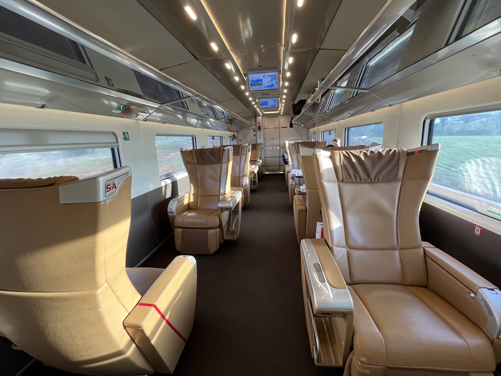 Pour la classe "Executive", une voiture spacieuse et dix sièges hyper-confortables - Photo : PB Pour la classe "Executive", une voiture spacieuse et dix sièges hyper-confortables - Photo : PB