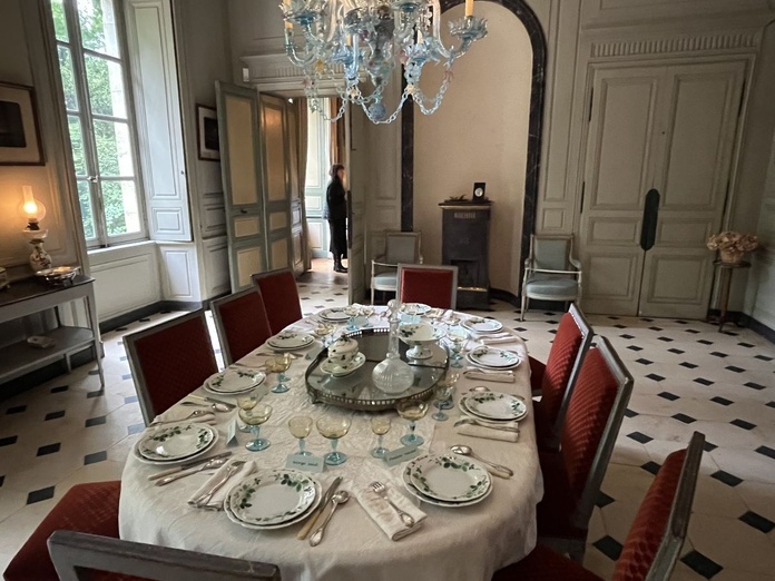 Dans la salle à manger éclairée par un liste de Murano, la table reste dressée avec les désormais célèbres assiettes à motif de fraises de la faïencerie de Creil-Montereau - Photo : Paula Boyer Dans la salle à manger éclairée par un liste de Murano, la table reste dressée avec les désormais célèbres assiettes à motif de fraises de la faïencerie de Creil-Montereau - Photo : Paula Boyer