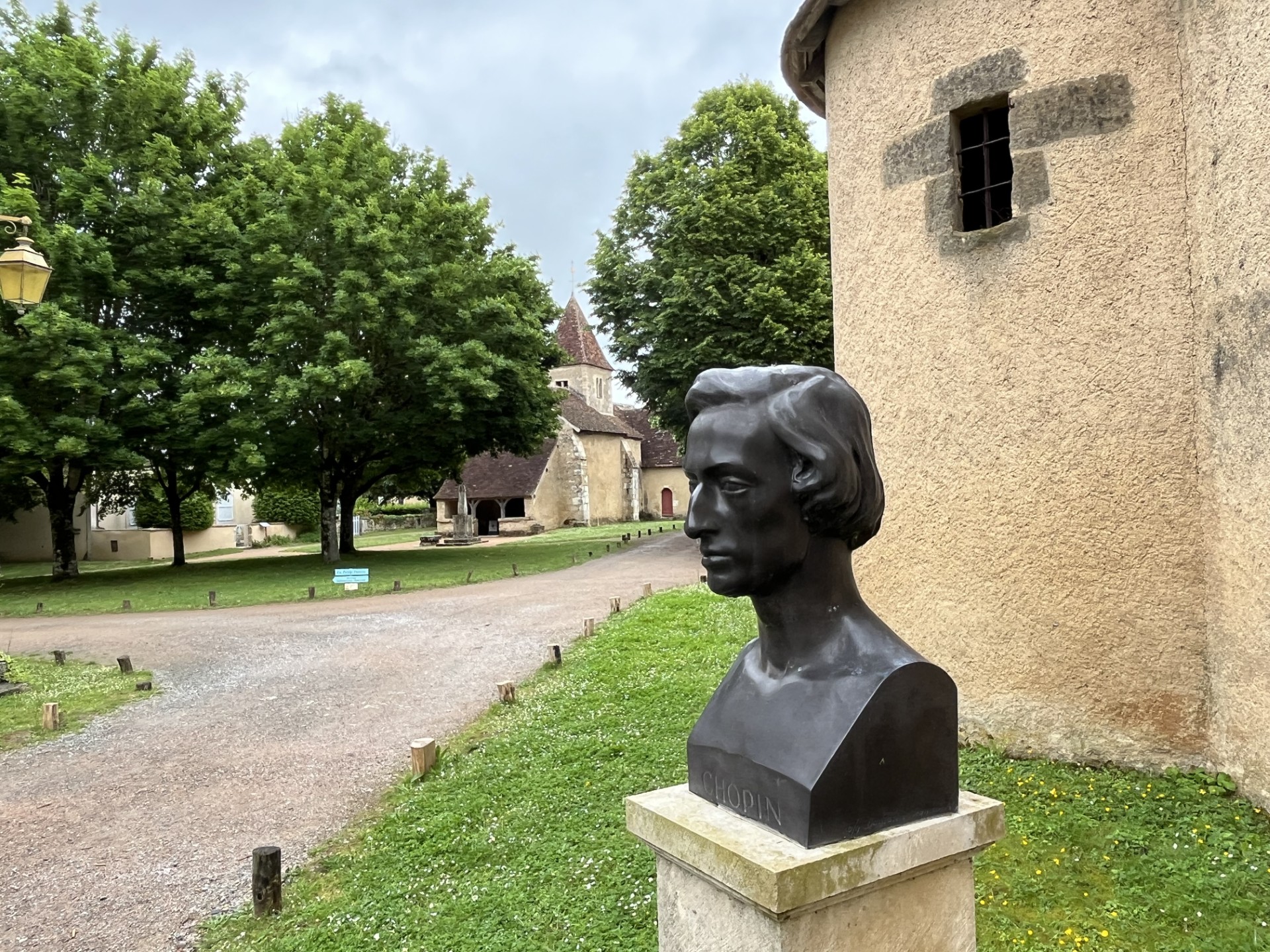 A l'entrée de l'allée qui mène à la place du village et à la maison de George Sand, un buste de Frédéric Chopin - Photo : Paula Boyer, A l'entrée de l'allée qui mène à la place du village et à la maison de George Sand, un buste de Frédéric Chopin - Photo : Paula Boyer,