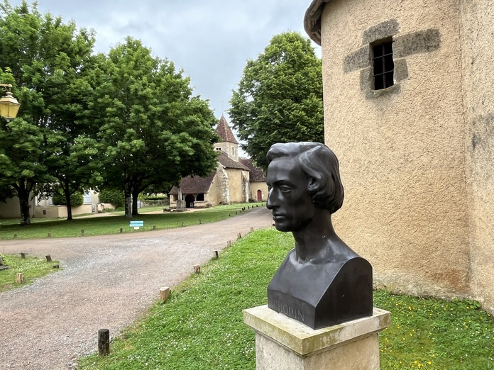 A l'entrée de l'allée qui mène à la place du village et à la maison de George Sand, un buste de Frédéric Chopin - Photo : Paula Boyer, A l'entrée de l'allée qui mène à la place du village et à la maison de George Sand, un buste de Frédéric Chopin - Photo : Paula Boyer,