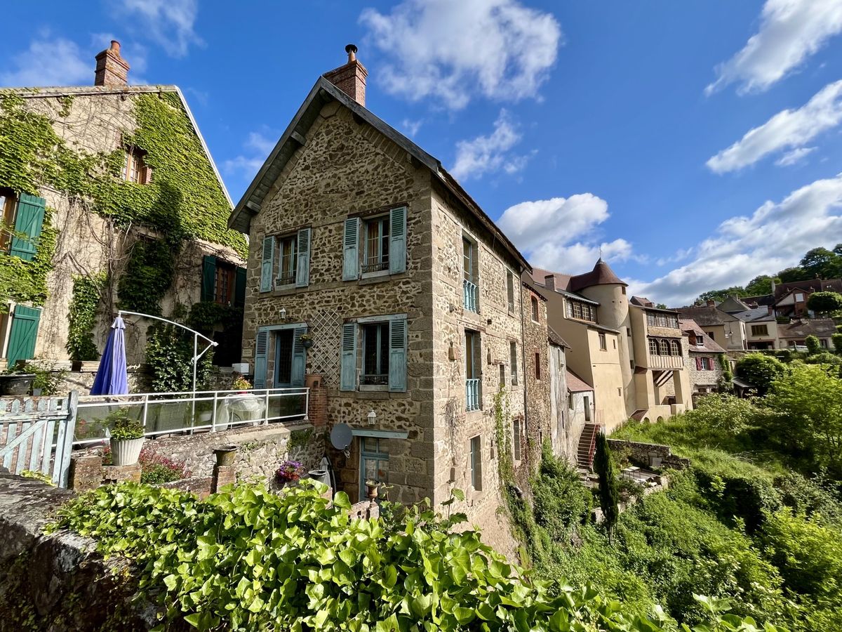 Gargilesse, "plus beau village de France", abrite aujourd'hui de talentueux potiers et artisans, dont Justin Etre, une filographe qui réalise d'admirables sculptures en fil d'algue - Photo : Paula Boyer Gargilesse, "plus beau village de France", abrite aujourd'hui de talentueux potiers et artisans, dont Justin Etre, une filographe qui réalise d'admirables sculptures en fil d'algue - Photo : Paula Boyer