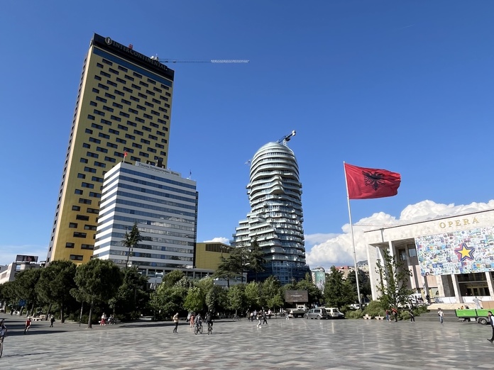 À Tirana, l'immeuble Tirana's Rock dessine le visage du héros national Skanderbeg - Photo JFR