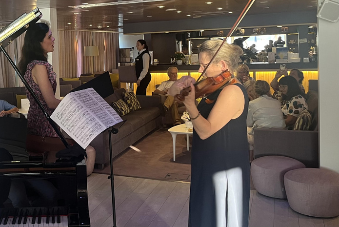 La violoniste Sophie Lemonnier-Wallez assure la direction artistique des croisières musicales de Voyages d'Exception depuis presque dix ans @LG La violoniste Sophie Lemonnier-Wallez assure la direction artistique des croisières musicales de Voyages d'Exception depuis presque dix ans @LG