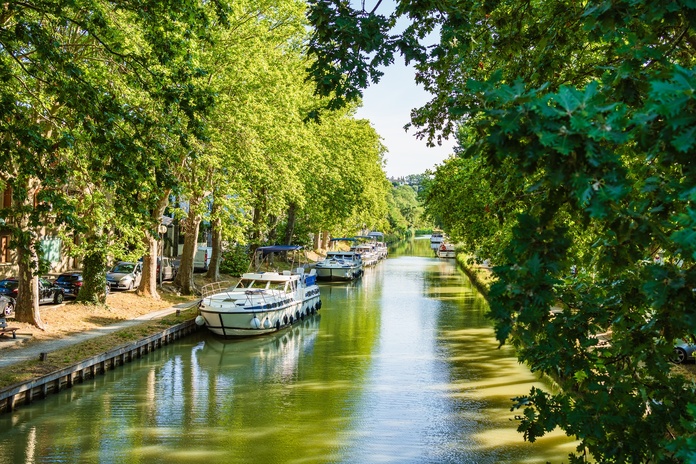 Inscrit au patrimoine mondial de l'UNESCO depuis 1996, le Canal du Midi célèbre cette année les trente ans de son classement. Une reconnaissance qui a conforté son statut de locomotive du tourisme fluvial français - DepositPhotos.com, pabkov