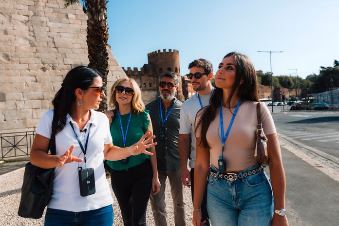 Avec Vox Aura, le guide touristique peut proposer une solution de traduction simultanée en 4 langues, lors d'une même visite, à partir d'un seul récepteur - Photo : Vox Group