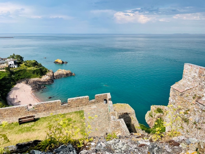 La tres belle vue depuis le château du Mont Orgueil. Au loin les côtes françaises.Photo : .Hardin