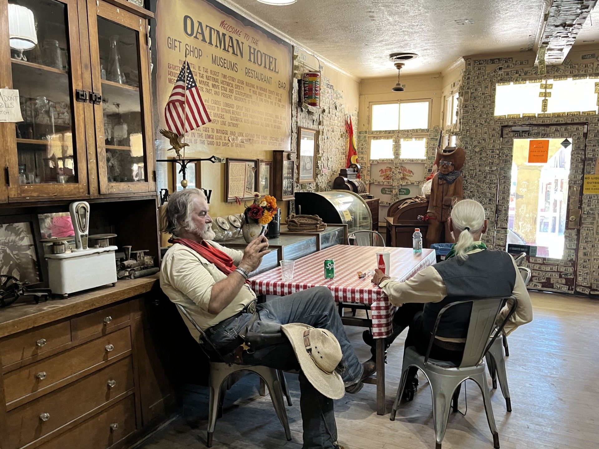 Lors de ses séjours à Oatman, Clark Gable jouait aux cartes avec les mineurs dans le Saloon - Photo : PB