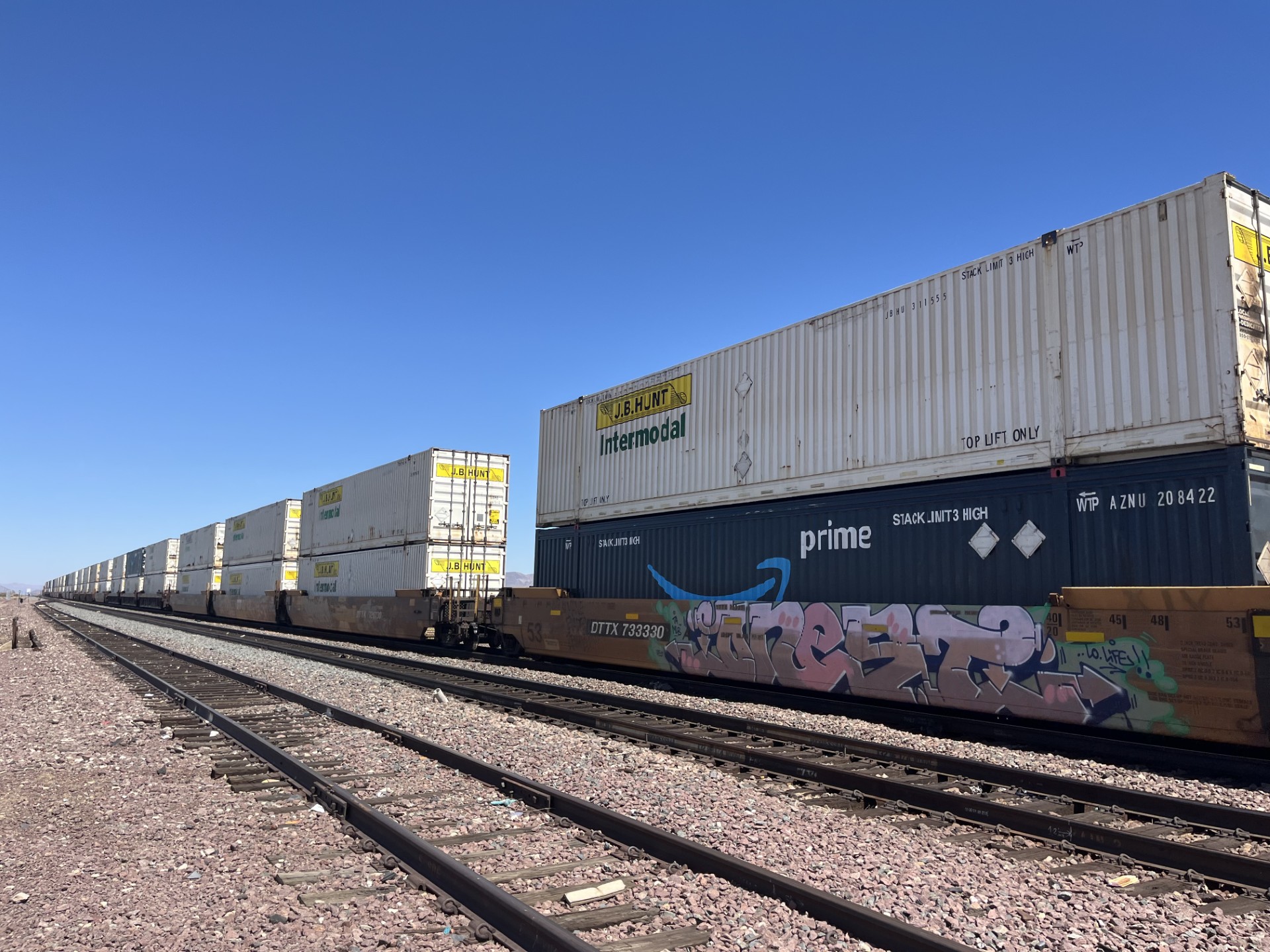 Toutes les 12 minutes, un train interminable passe encore à la gare de Kingman - Photo : PB