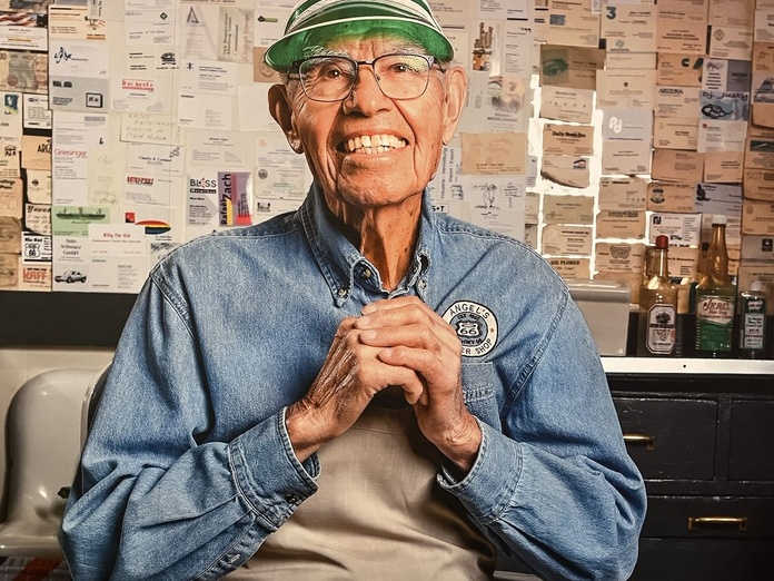 Cette photo d'Angel Delgadillo, le "sauveur" de la Route 66, est exposée dans les rues de Seligman - Photo : PB