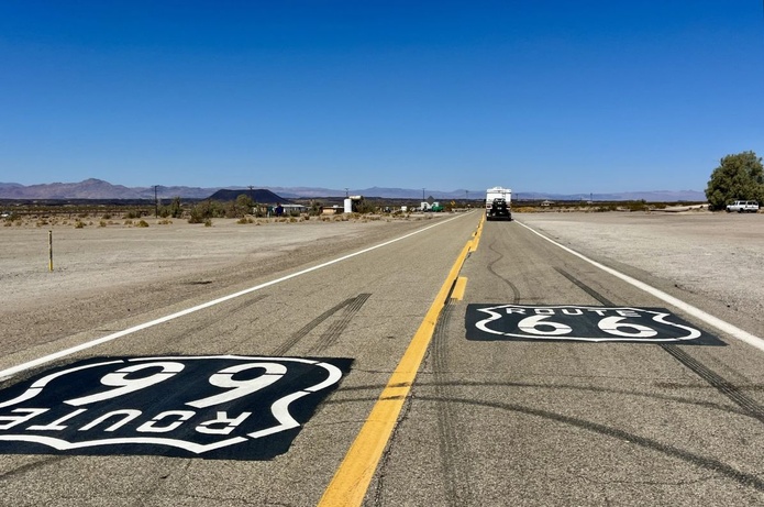 La Route 66, balisée de frais, dans le désert Mojave - Photo : PB