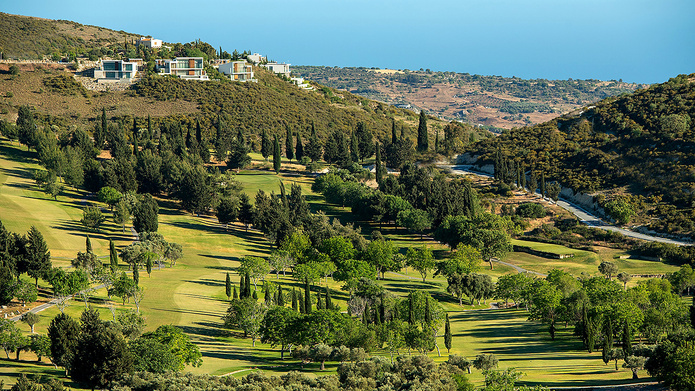 Golf à Chypre : le parcours Minthis, dans les collines de Tsada, ancien monastère du XIIᵉ siècle, avec vue sur la mer © Minthis / Creative Tours Cyprus