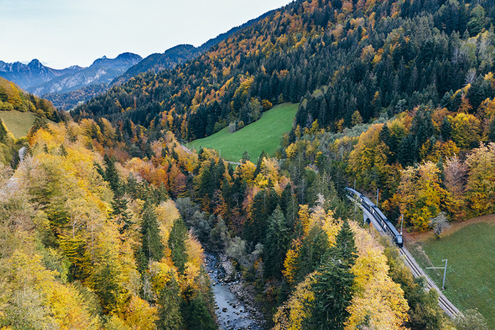 À bord du GoldenPass Express au cœur des paysages aux couleurs de l’automne © MOB-GoldenPass / Jo Bersier Agence B