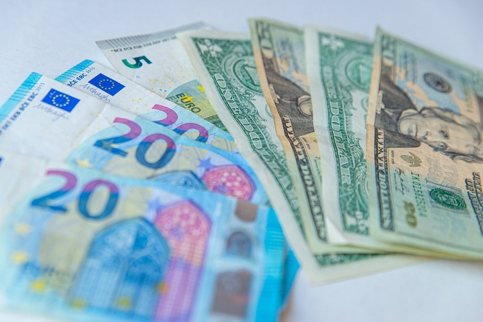 L'euro contre dollar se situe autour de 1,1440, en légère hausse sur la semaine, après avoir atteint son meilleur niveau depuis le 19 juin - Depositphotos.com, LeleMezzadri