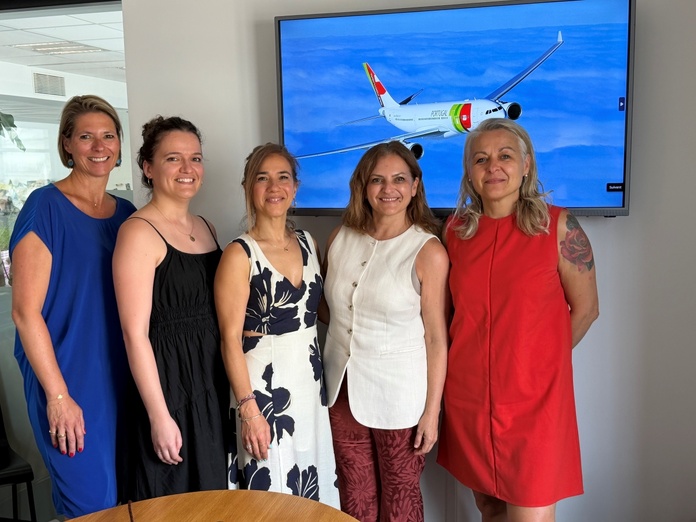 Dans les locaux de Hopscotch Tourism à Paris , Paloma Utrera (2e en partant de la droite) entourée, de gauche à droite, d'Eloïse Roux, directrice développement Hopscotch Tourism, Laura Wieczorek, directrice RP Hopscotch Tourism, Isabel Calvo, directrice RP Hopscotch Tourism, Isabelle Pereira, Responsable marketing France, Espagne, Royaume-Uni, Irlande, Benelux et pays nordiques TAP Air Portugal - Photo : C. Hardin