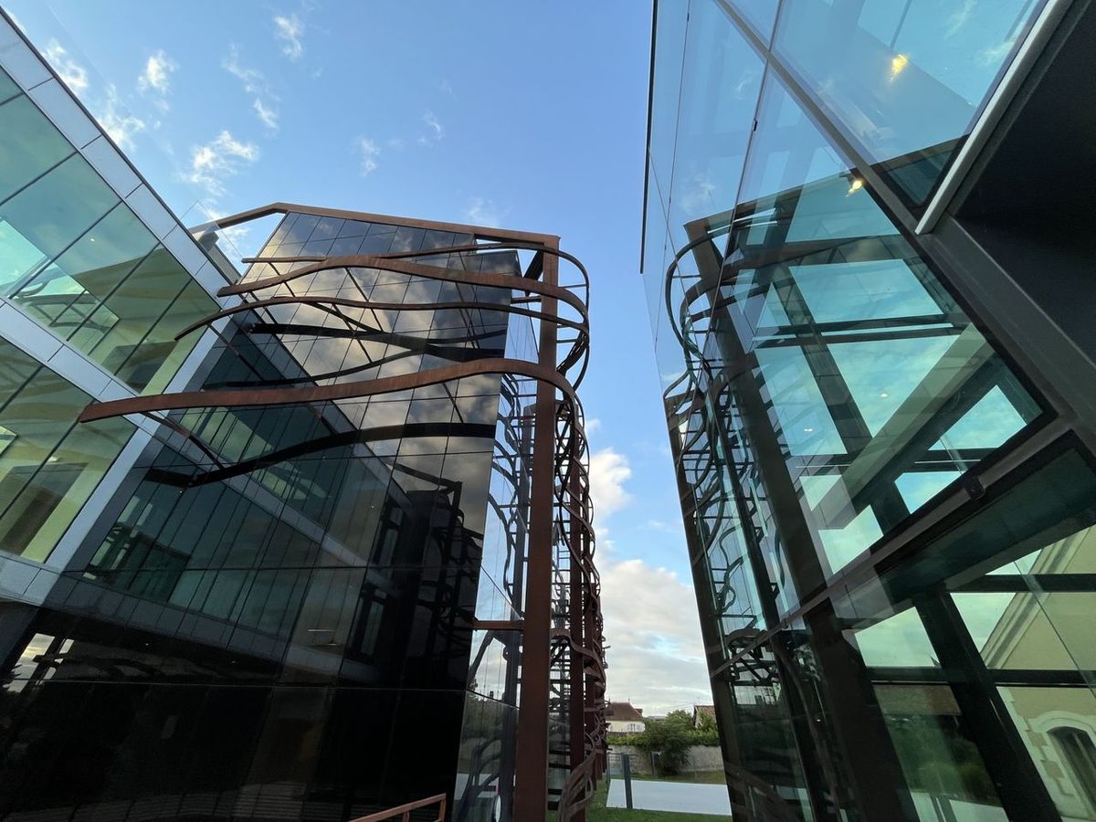 Sur la façade du bâtiment contemporain, des vrilles en acier corten. Photo : Paula Boyer
