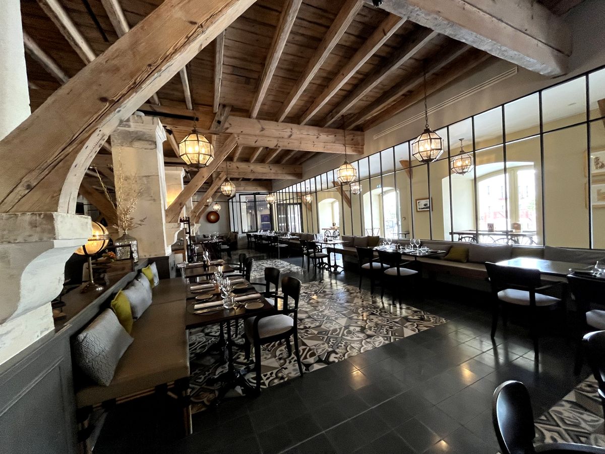 "La distillerie" abrite une brasserie à l'offre culinaire travaillée. Photo : Paula Boyer.
