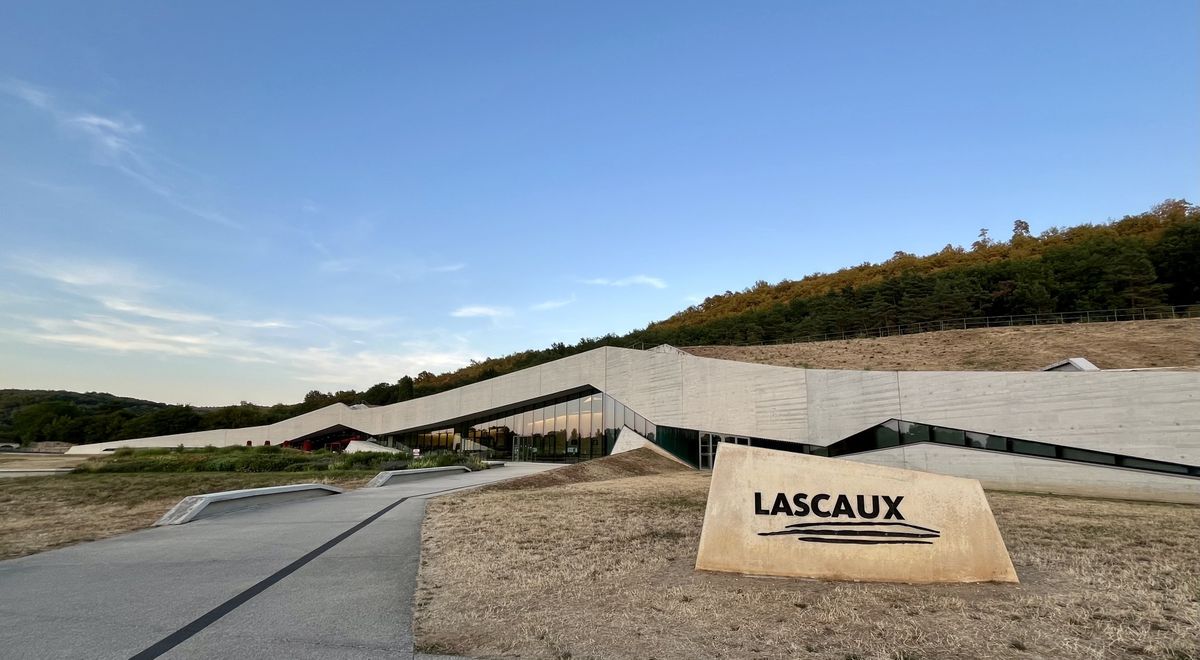 Pour abriter Lascaux IV, le cabinet d'architecture norvégien Snøhetta a conçu un bâtiment-paysage au pied de la colline où se cache la grotte originale - Photo : PB