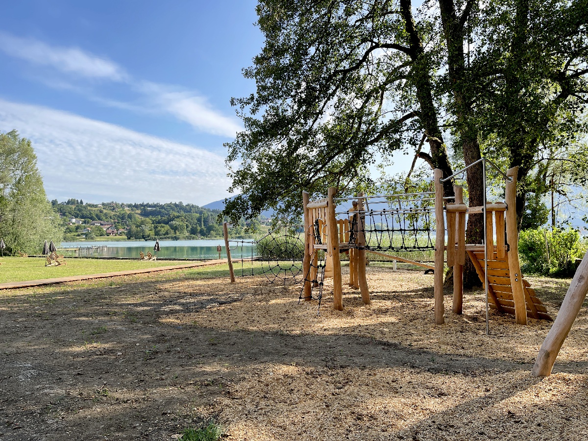 Les jeux pour enfants situés dans un espace ombragé - Photo Huttopia Les jeux pour enfants situés dans un espace ombragé - Photo Huttopia