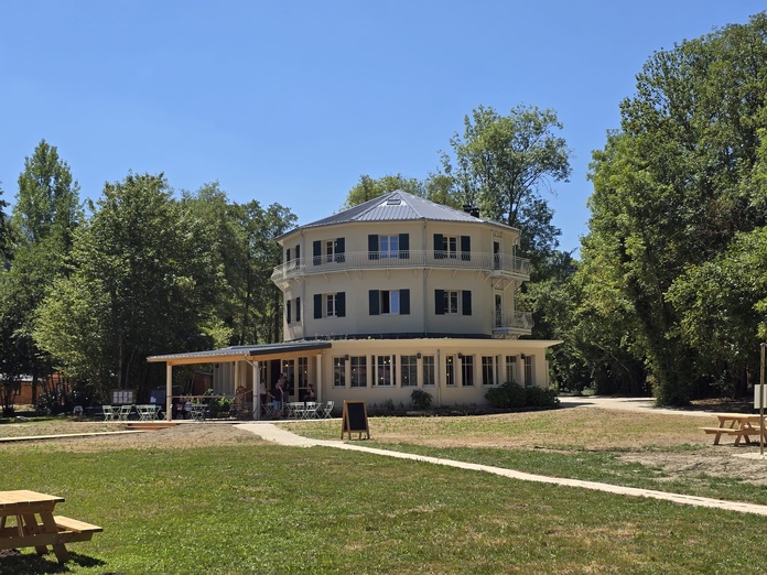 La Maison Ronde rénovée : hôtel 3 étoiles de 13 chambres, réception, bar, terrasse... - Photo CE