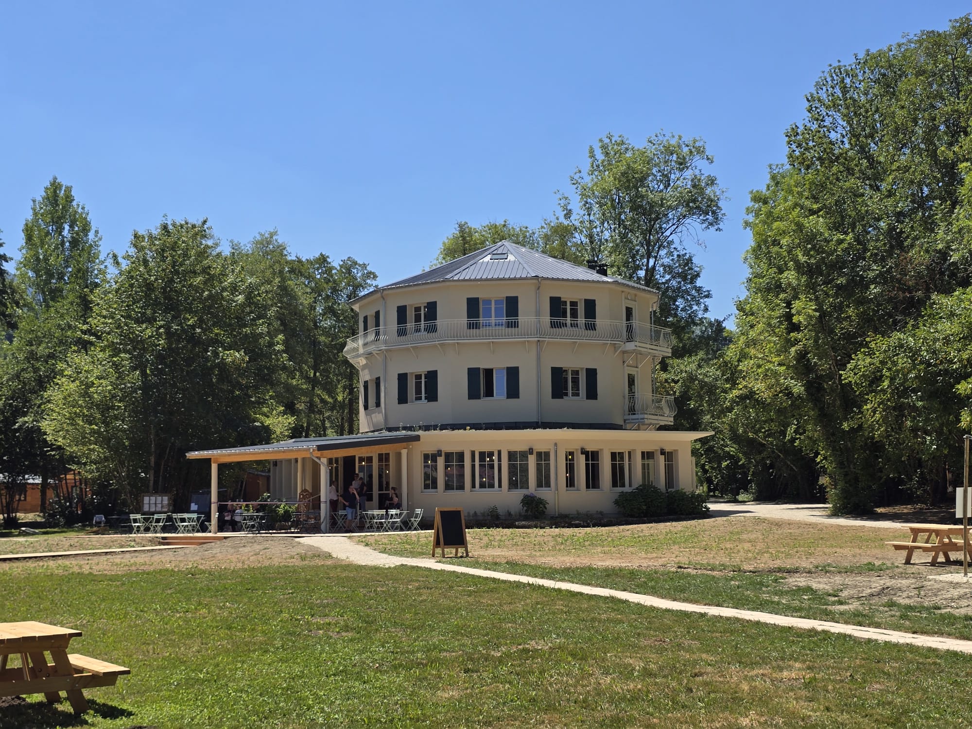 La Maison Ronde rénovée : hôtel 3 étoiles de 13 chambres, réception, bar, terrasse... - Photo CE