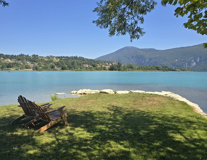 Vue sur le lac d'Aiguebelette depuis le Domaine du Lac - Photo CE
