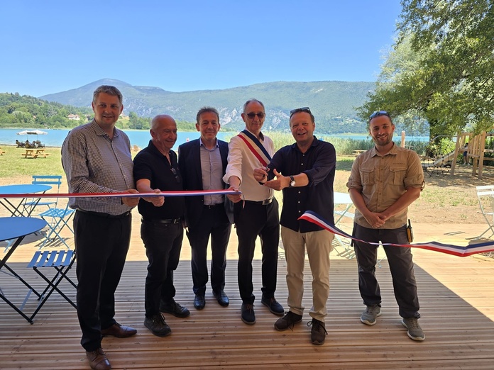 Philippe Bossanne, cofondateur d'Huttopia entouré du directeur d'Huttopia Domaine du Lac, des élus de la région, dont le maire de Lépin-Le-Lac - Photo CE