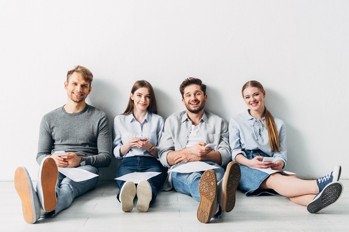 Si les jeunes sont attachés à l’alternance, les entreprises semblent plus frileuses à embaucher des alternants. La conjoncture, les crises à répétition ou encore la baisse des aides encouragent une logique économique. @depositphotos/AndrewLozovyi