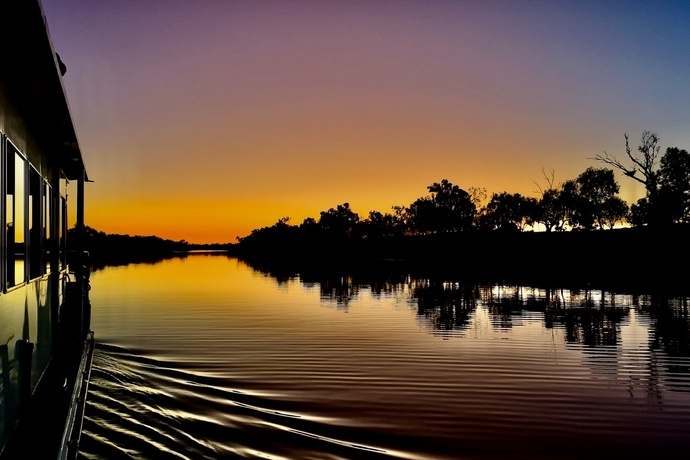 Dernières lumières sur la Thomson River, au fil de l’eau avec Outback Aussie Tours. Photo : © Sébastien Cros / WeTravelAustralia™ Dernières lumières sur la Thomson River, au fil de l’eau avec Outback Aussie Tours. Photo : © Sébastien Cros / WeTravelAustralia™