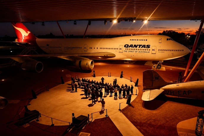 À Longreach, le Qantas Founders Museum raconte l’histoire de la compagnie née dans l’Outback australien. À la tombée du jour, le Boeing 747 prend une tout autre dimension sous les lumières du musée.Photo : © Sébastien Cros / WeTravelAustralia™ À Longreach, le Qantas Founders Museum raconte l’histoire de la compagnie née dans l’Outback australien. À la tombée du jour, le Boeing 747 prend une tout autre dimension sous les lumières du musée.Photo : © Sébastien Cros / WeTravelAustralia™