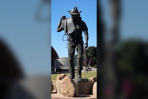 À Longreach, le Stockman veille. Une figure emblématique de ces hommes et femmes qui ont façonné l’Outback australien, à cheval et au rythme du bush.© Sébastien Cros / WeTravelAustralia™ À Longreach, le Stockman veille. Une figure emblématique de ces hommes et femmes qui ont façonné l’Outback australien, à cheval et au rythme du bush.© Sébastien Cros / WeTravelAustralia™