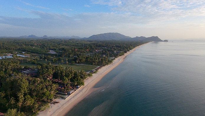 Khanom Beach – Une côte encore préservée, loin des sentiers battus. © Easia Travel