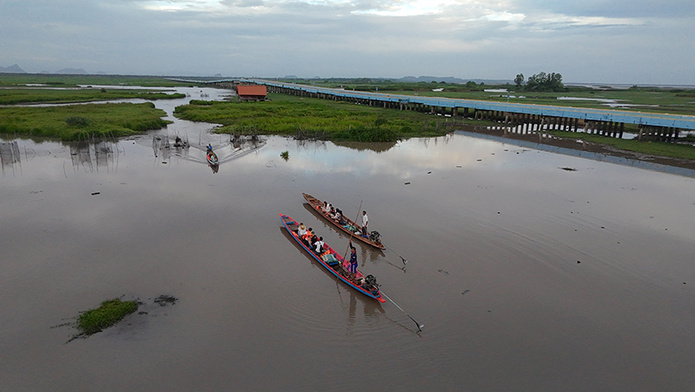 Les deux embarcations des équipes d’inspection d’Easia Travel sur le lac Thale Noi. © Easia Travel