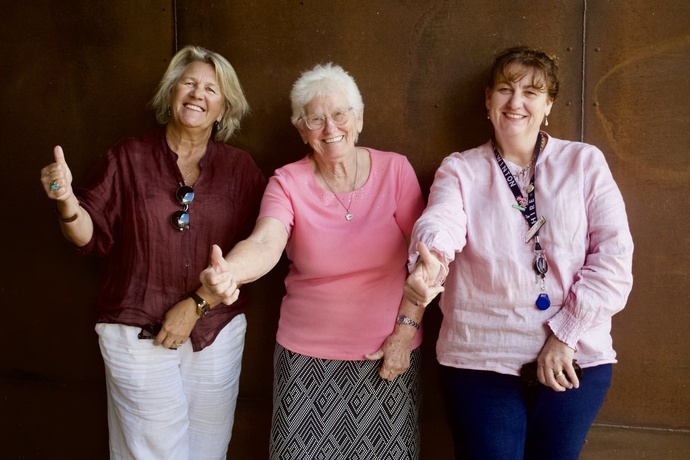 À Winton, trois générations de femmes qui, chacune à leur manière, participent à faire vivre et raconter l’Outback - Photo : Sébastien Cros / WeTravelAustralia À Winton, trois générations de femmes qui, chacune à leur manière, participent à faire vivre et raconter l’Outback - Photo : Sébastien Cros / WeTravelAustralia