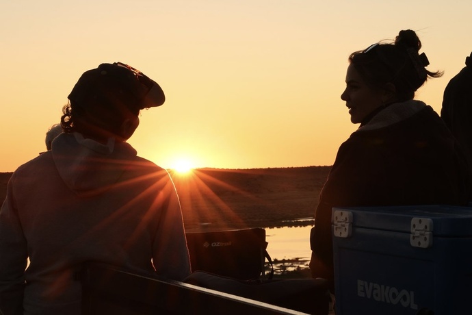 Sur la route, au coucher du soleil : au fil des rencontres, les femmes de l’Outback ont fini par changer ma manière de regarder ce territoire - Photo : Sébastien Cros, WeTravelAustralia Sur la route, au coucher du soleil : au fil des rencontres, les femmes de l’Outback ont fini par changer ma manière de regarder ce territoire - Photo : Sébastien Cros, WeTravelAustralia
