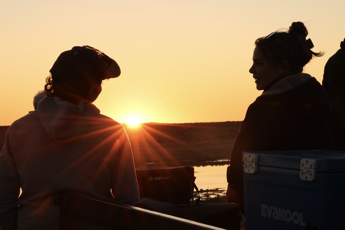 Sur la route, au coucher du soleil : au fil des rencontres, les femmes de l’Outback ont fini par changer ma manière de regarder ce territoire - Photo : Sébastien Cros, WeTravelAustralia Sur la route, au coucher du soleil : au fil des rencontres, les femmes de l’Outback ont fini par changer ma manière de regarder ce territoire - Photo : Sébastien Cros, WeTravelAustralia