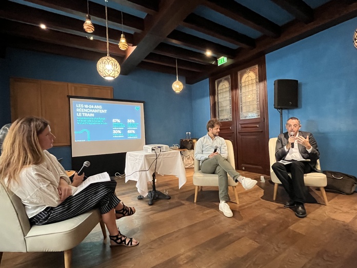 A droite, Jérôme Fourquet, directeur du département "Opinion" de l'IFOP. Au centre, Clément Bretagnolle, directeur commercial de Trainline.