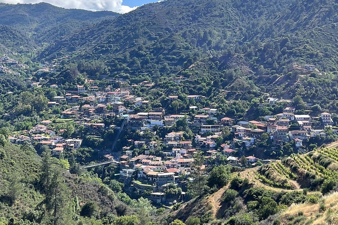 Village viticole et vignes en terrasses dans le massif du Troodos, Chypre © Creative Tours Cyprus Village viticole et vignes en terrasses dans le massif du Troodos, Chypre © Creative Tours Cyprus