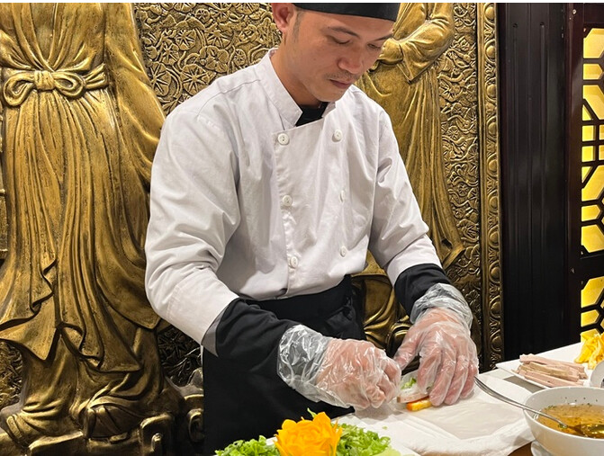 Cours de cuisine sur un jongue, au Vietnam, pendant un circuit de la gamme "Saveurs de Nouvelles Frontières. © PB Cours de cuisine sur un jongue, au Vietnam, pendant un circuit de la gamme "Saveurs de Nouvelles Frontières. © PB