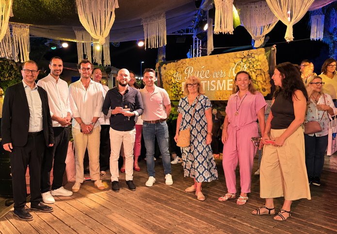 Guillaume au centre a remporté la Ruée vers l'Or 2026. Il est entouré de Julien Cisneros et des partenaires de l'opération - Photo CE Guillaume au centre a remporté la Ruée vers l'Or 2026. Il est entouré de Julien Cisneros et des partenaires de l'opération - Photo CE