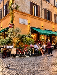 Une terrasse de café via delle Carrozze, dans le centre historique de Rome - Photo : Sébastien Cros