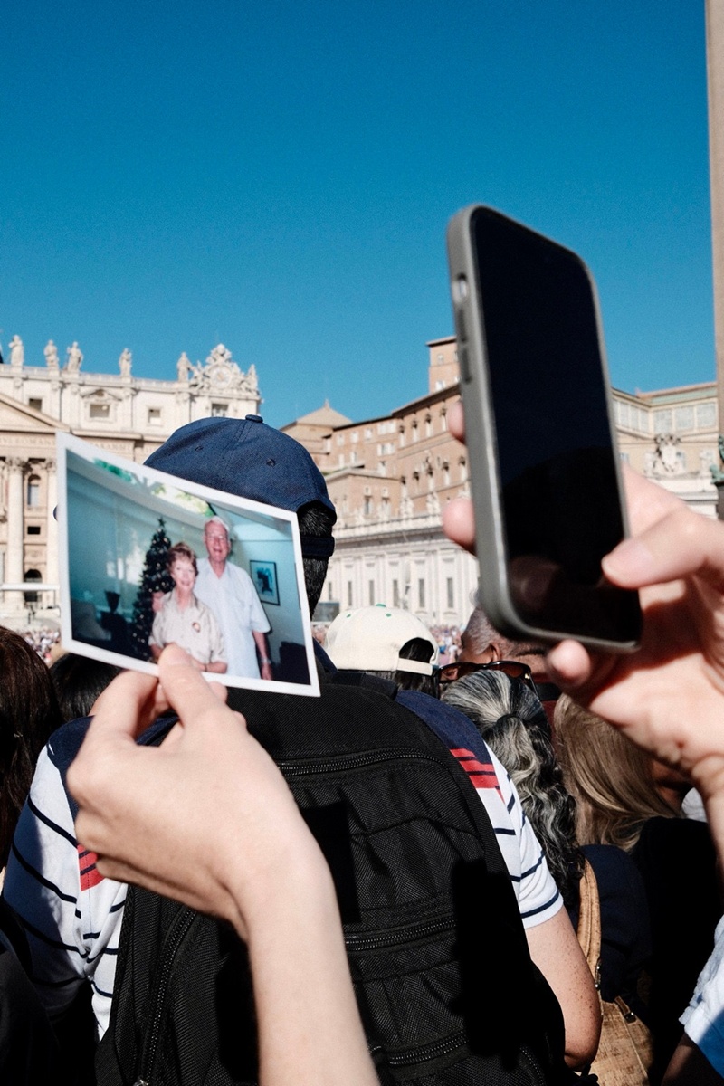 À Saint-Pierre, une photographie familiale accompagne une matinée devenue très personnelle - Photo : Sébastien Cros