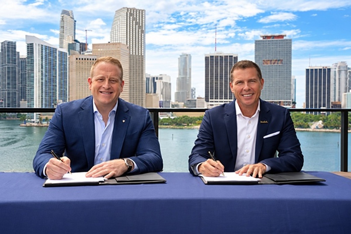 Jason Liberty, PDG de Royal Caribbean Group (à gauche), et Adam Stewart, président exécutif de Sandals et Beaches Resorts, lors de la signature de leur accord à Miami @RCCL Jason Liberty, PDG de Royal Caribbean Group (à gauche), et Adam Stewart, président exécutif de Sandals et Beaches Resorts, lors de la signature de leur accord à Miami @RCCL