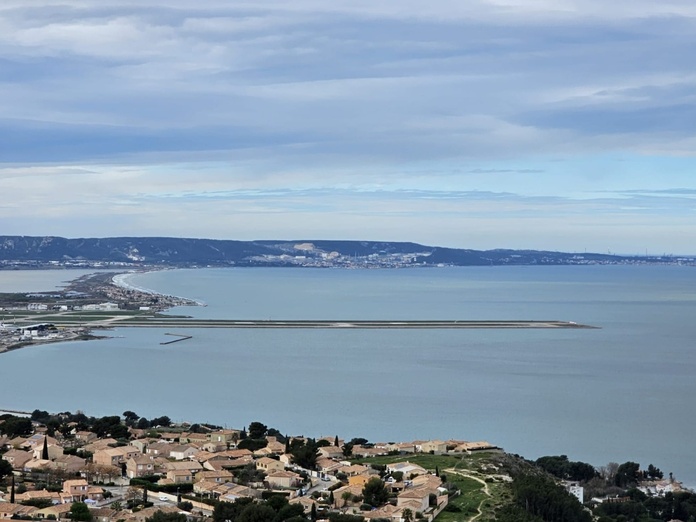 La Direction générale de l'Aviation civile (DGAC) a demandé aux compagnies aériennes de réduire leur programme de vols à Paris - CDG et Marseille - Photo piste de l'aéroport de Marseille - Provence CE La Direction générale de l'Aviation civile (DGAC) a demandé aux compagnies aériennes de réduire leur programme de vols à Paris - CDG et Marseille - Photo piste de l'aéroport de Marseille - Provence CE