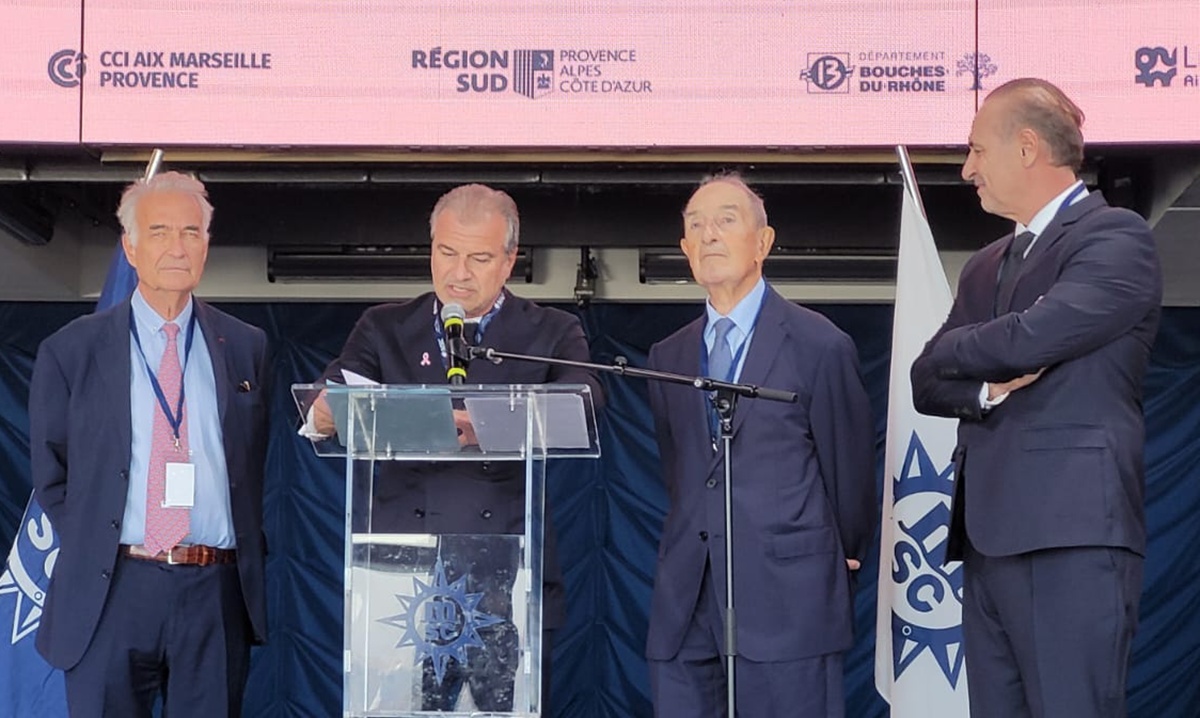 Jacques Hardelay, Jacques Truau et Jean-François Suhas, les 3 présidents successifs de Marseille Provence Croisière, autour de Jean-Luc Chauvin, président de la CCI Aix Marseille Provence - Photo : AB