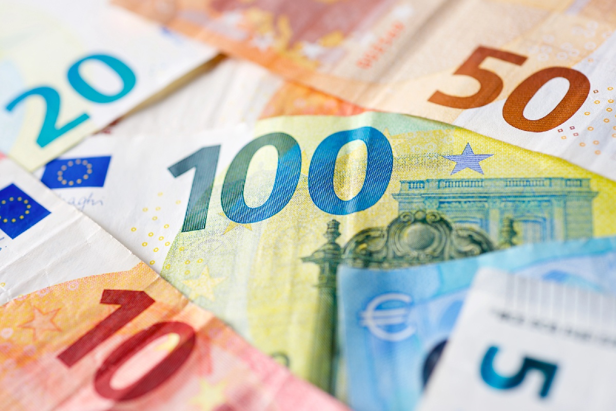 Exchange Rates: Euro Under Pressure Against the Dollar as Central Banks Pause